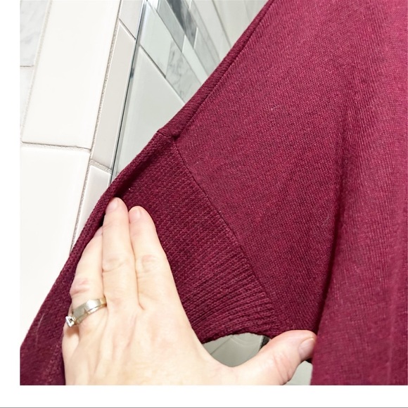 American Eagle Burgundy Light Knit Cotton Blend Oversized V-Neck Sweater Sz. M - Picture 3 of 16